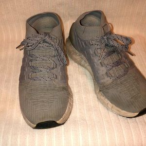 Grey men’s athletic shoes under armor